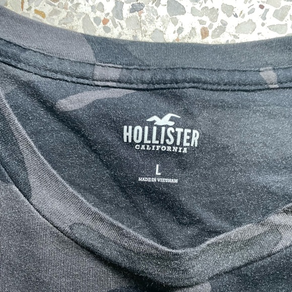 Hollister Co. California Skull and Roses Camo Tee. - Picture 6 of 6